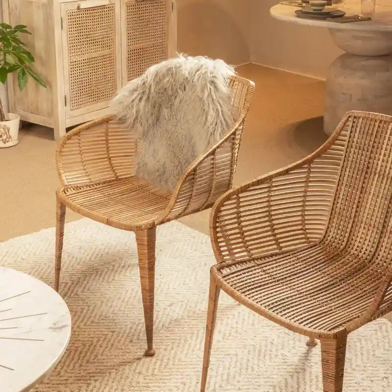 Cadeira com braços em rattan e metal